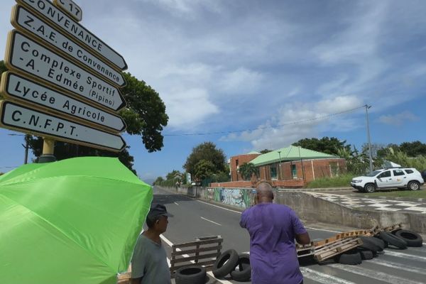 Le rond-point de Convenance et le chemin de La Retraite (Baie-Mahault) ont été entravés par le LCDM - 14/10/2024.