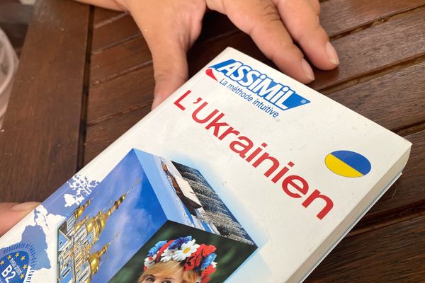 Dans les placards de Khrystyna Pérault, Ukrainienne établie en Nouvelle-Calédonie.