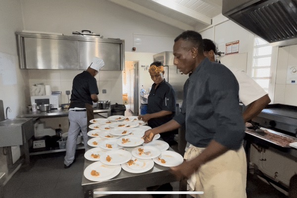 Un atelier culinaire participatif pour sauvegarder et valoriser les races porcines, caprines et bovines créoles.