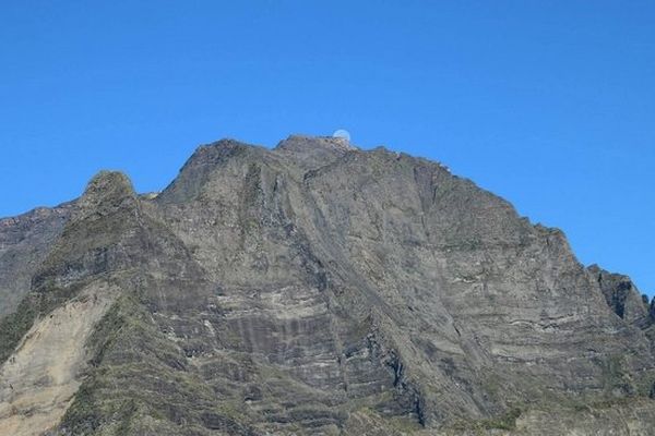 Ciel bleu sur le piton des Neiges avec la lune