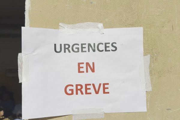 Affiche "Urgences en grève" apposée sur l'un des murs du service des Urgences du CHUG