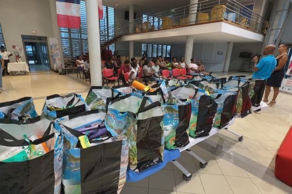 25 kits scolaires ont été distribués à des familles aux revenus modestes, par l'asscoiation Ankraj et le CCAS de Gourbeyre - 28/08/2024.