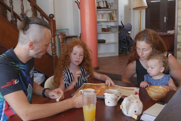 Tatiana et Victor Shevchuk et leurs enfants, bloqués en Guadeloupe, aimeraient rejoindre leur pays en guerre, l'Ukraine.