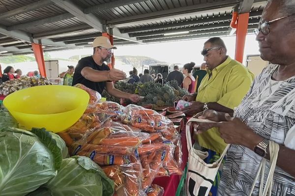 Les fruits et légumes très prisés au marché de Ducos, à Nouméa.