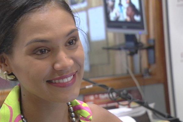 Hinarere Taputu, Miss Tahiti 2014, lit les messages des internautes