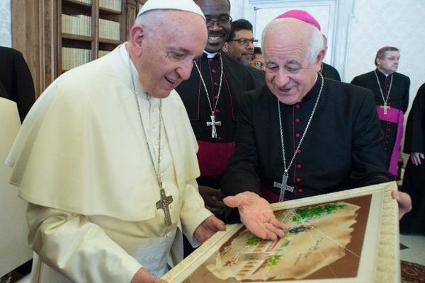 Mgr J-Y. Riocreux remettant au Pape François un ouvrage des Carmélites de Blanchet en Guadeloupe