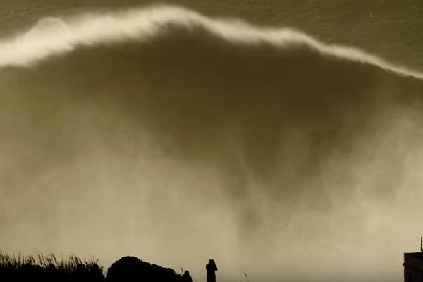 Plus de 23 mètres pour la plus haute vague surfée à Nazaré