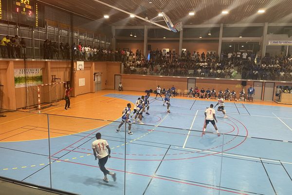 Début du match AJSE vs Geldar de Kourou, au hall Kévin Séraphin