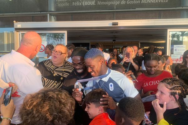 Dany Dann entouré d'une foule de supporters à son arrivée à l'aéroport Félix Eboué