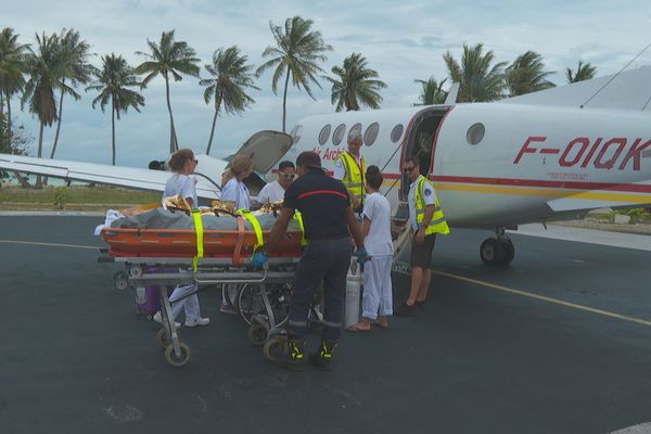 Le patient va être évacué par avion, avec l'escorte médicale.