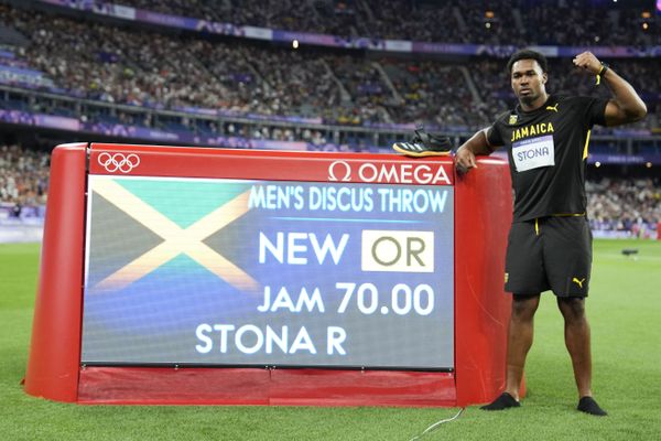 Rojé Stona de la Jamaïque, champion olympique du lancer du disque, établit un nouveau record de 70m