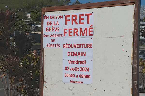 Le panneau placé à l'entrée des locaux du fret d'Air Tahiti informe chaque jour les clients des horaires restreints dûs à la grève des agents de sûreté.