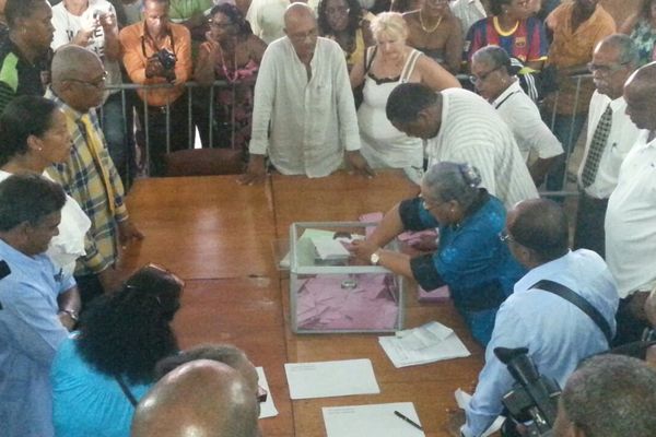 Dépouillement du scrutin à la mairie de Saint-Pierre