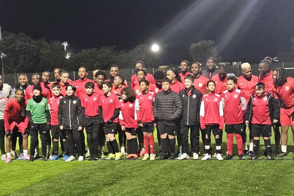 Fin d'entraînement et photo avec les jeunes du club de Borgo