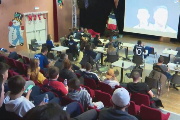 De nombreux supporters de l'équipe de France étaient réunis à la salle des fêtes de Miquelon pour suivre en direct la finale de la coupe du monde.