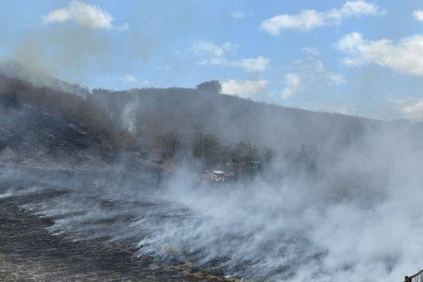 A Bouraké, le 23 octobre 2024, cette habitation est protégée du désastre par un camion de pompiers au sol et les largages d'eau d'un hélicoptère dans les airs.