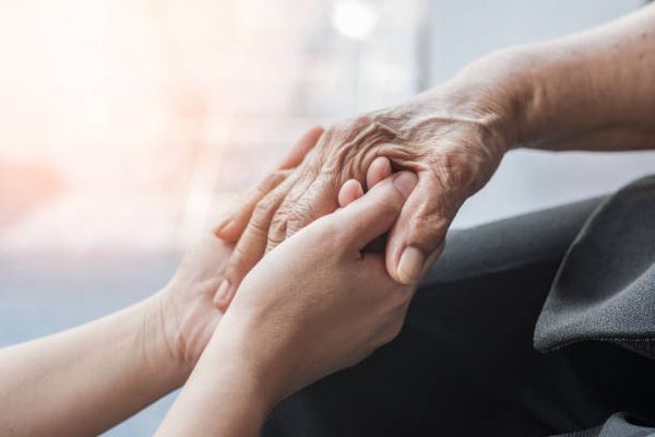 Solidarité ennvers les personnes âgées ou en fin de vie (illustration).