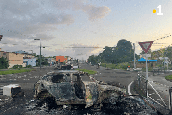 Des voitures ont été incendiées à Sainte-Thérèse à Fort-de-France.