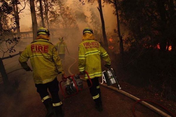 Des pompiers du New south Wales combattants les feux près de Taree.