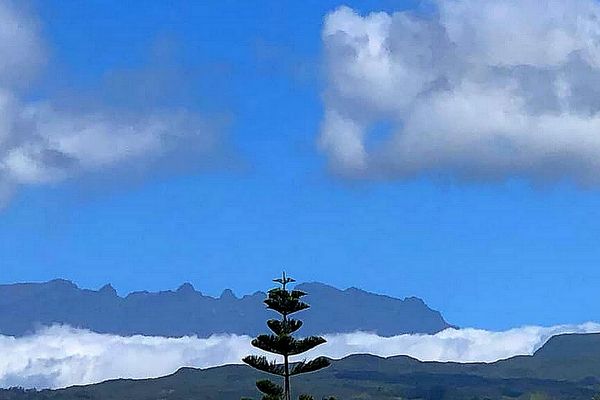 Ciel relativement bleu sur Sainte-Suzanne