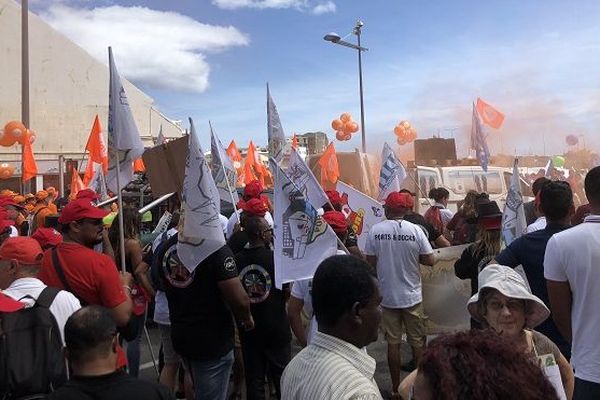 Plusieurs centaines de personnes manifestent à Saint-Denis, ce mardi 9 octobre. 