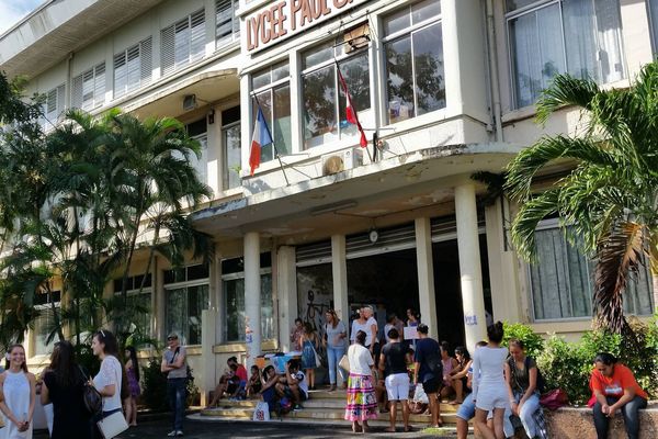 Devant le lycée Paul Gauguin, les élèves attendent impatiemment les résultats du BAC