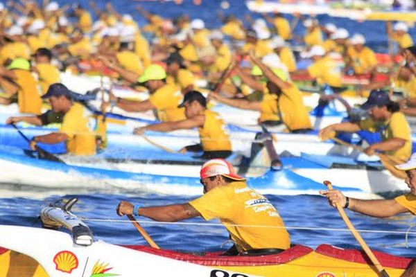 Les rameurs pendant le marathon Polynésie 1ère va'a