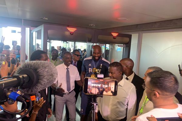 Teddy Riner, accueilli par les présidents des collectivités régionale et départementale, Ary Chalus et Guy Losbar, à l'aéroport Guadeloupe Pôle Caraïbes - 06/08/2024.