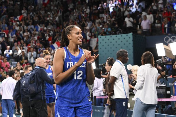 Iliana Rupert célèbre la victoire de l'équipe de France  quart de finale féminin entre l’Allemagne.