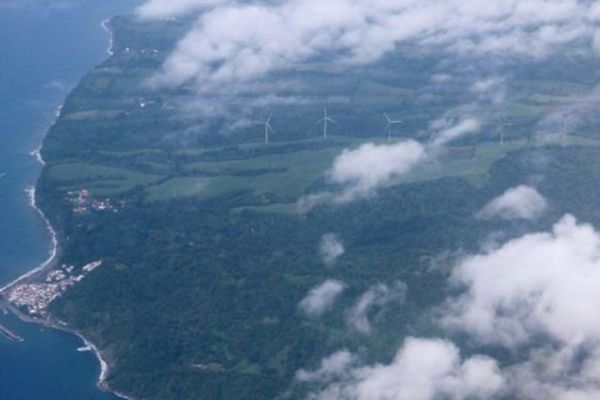 Vue arienne de l'implantation des éoliennes à Grand-Rivière. 