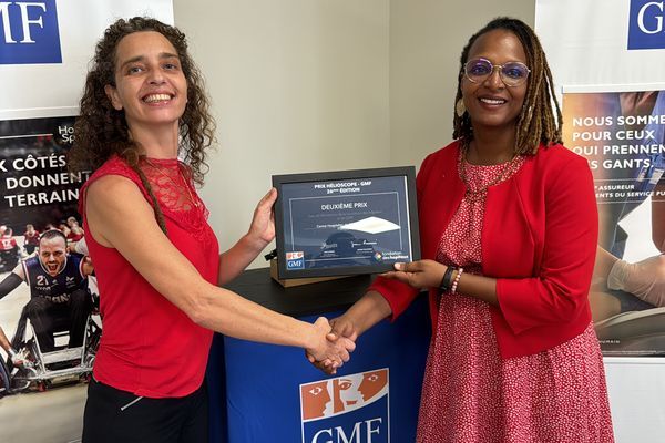 Lindsay Roger de la GMF remet le second prix Helioscope à l’équipe du CHOG, reconnaissant leur contribution exceptionnelle à l'amélioration des soins et de la qualité de vie des patients.