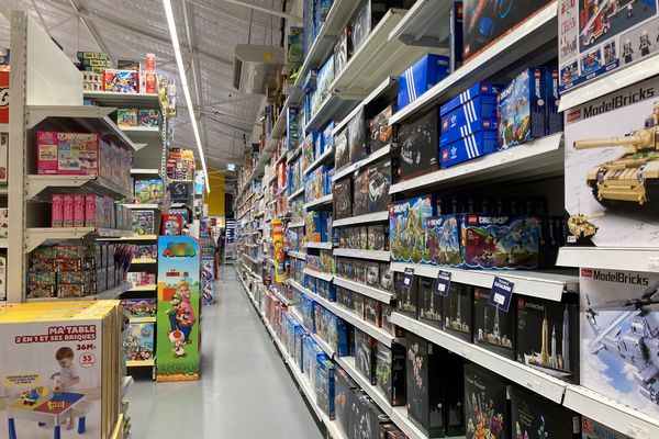 Un rayon d'un magasin de jouets à Fort-de-France.