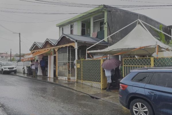 Les visites de proches s'enchainent, au domicile familial de l'une des victimes de l'accident de la nuit dernière - 08/09/2024, à Goyave.