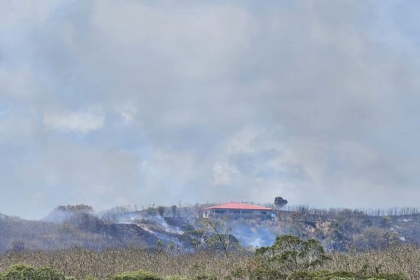 À Moindou, l'air sec et le vent facilitent la propagation du feu, ce vendredi 18 octobre.