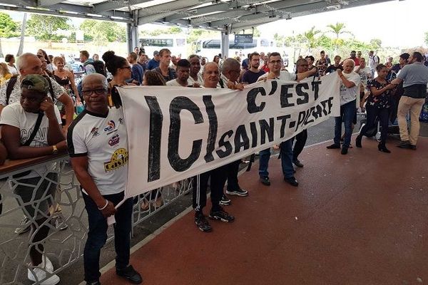 Les joueurs de la JS Saint-Pierroise sont de retour à La Réunion.