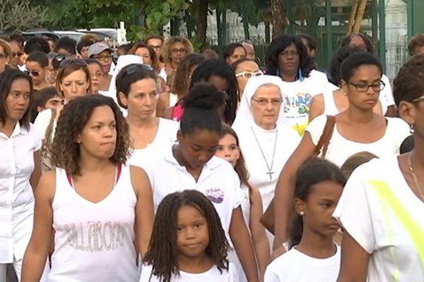 La communauté scolaire du couvent de Cluny lors de la marche blanche du mercredi 10 décembre 2014