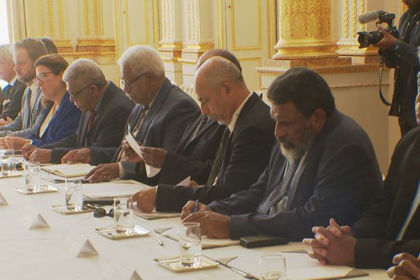 Début septembre, à Paris, indépendantistes et non indépendantistes réunis autour du gouvernement central pour discuter d'un avenir commun.