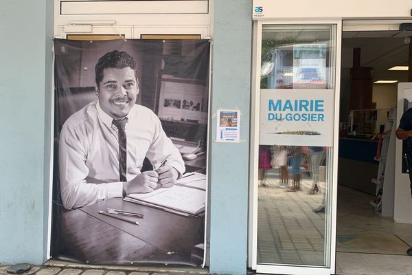 Un portrait géant a été installé sur la devanture de l'hôtel de ville du Gosier, ce vendredi, au lendemain du décès du maire Cédric Cornet - 22/03/2024.