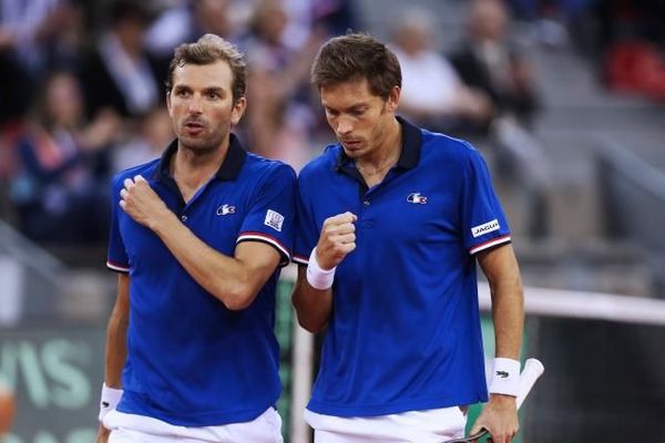 Nicolas Mahut et Julien Benneteau lors du quart de finale de la Coupe Davis, le 8 avril 2017 à Rouen (Seine-Maritime).