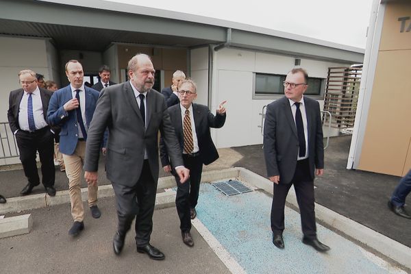 Le garde des Sceaux Eric Dupond-Moretti en visite au palais de justice de Nouméa, le 21 février 2024.