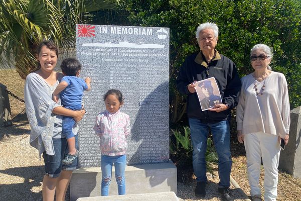 Kazutoshi Yato (2e à droite) et sa famille, devant le mémorial du sous-marin japonais, coulé le 19 août 1943 au large de la Nouvelle-Calédonie.