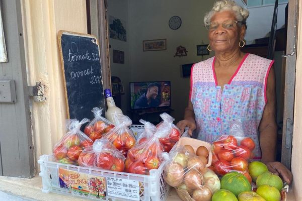 Mireille Jubenot vend ses produits à sa fenêtre, rue Victor Hugo à Saint-Pierre. 