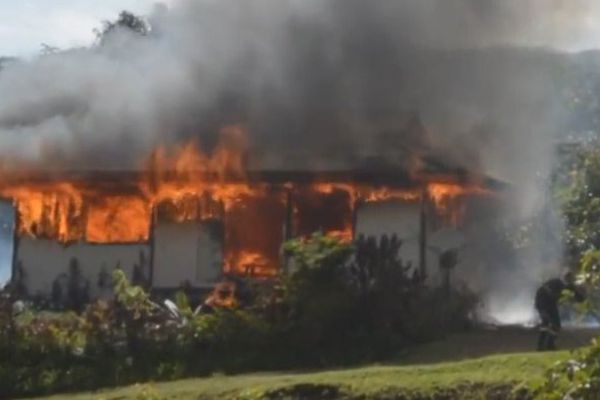 Raiatea : un fare MTR détruit par un incendie à Taputapuatea