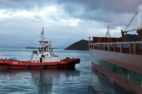 Remorqueur maritime dans le port de Vavouto en province Nord de Nouvelle-Calédonie