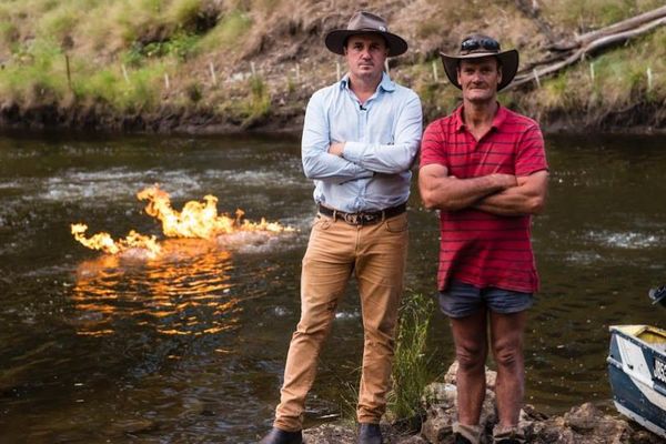 Australie : une rivière prend feu