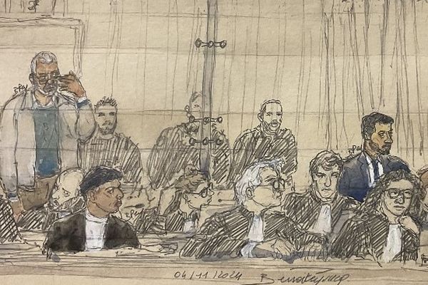 Croquis du procès sur l'assassinat de Samuel Paty, au Palais de justice de Paris. En bas à gauche, le Réunionnais Louqmane Ingar.