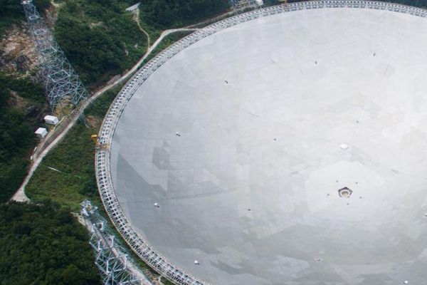 Une vue aérienne du plus grand téléscope au monde, Fast, le 3 juillet 2016. Il a été construit à Qiannan, dans la province de Guizhou en Chine. 