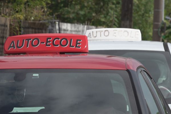 La colère des auto-écoles en Guyane avec seulement deux examinateurs et jusqu'à 6 mois d'attente pour le permis de conduire.