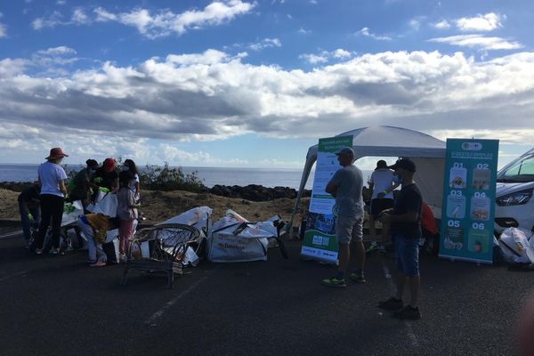 Opération nettoyage terrestre et aquatique littoral du Port  bénévoles objets stand