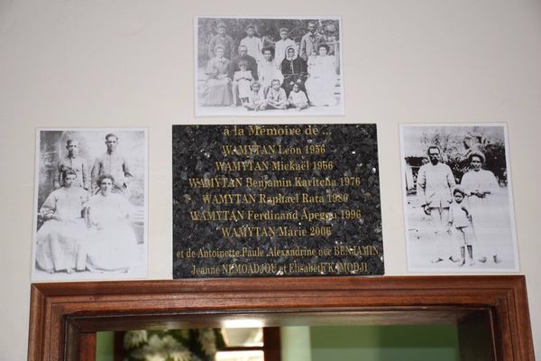 Une plaque commémorative à l'intérieur de la "maison blanche».